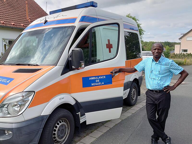  Der gebrauchte Krankenwagen wurde überholt und steht bereit zur Überführung nach Mali. Soungalo Magassa freut sich über das erfolgreiche Projekt für die Bevölkerung seiner Heimatgemeinde.