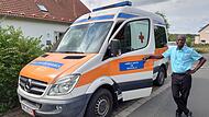  Der gebrauchte Krankenwagen wurde überholt und steht bereit zur Überführung nach Mali. Soungalo Magassa freut sich über das erfolgreiche Projekt für die Bevölkerung seiner Heimatgemeinde.