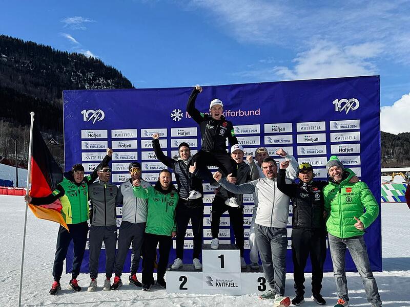 Das deutsche Team l&auml;sst Jacob Schramm nach seinem Sieg im Europacup hochleben.