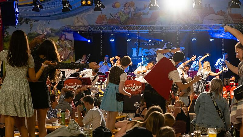 Welche Hits gibt es hier 2024 zu h&ouml;ren? An diesem Freitag startet das Schweinfurter Volksfest.