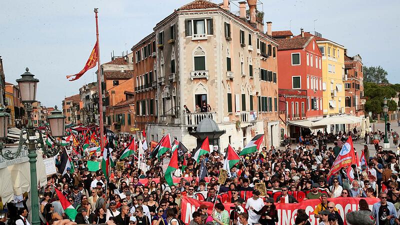 Demonstranten protestieren gegen Israels Biennale-Teilnahme