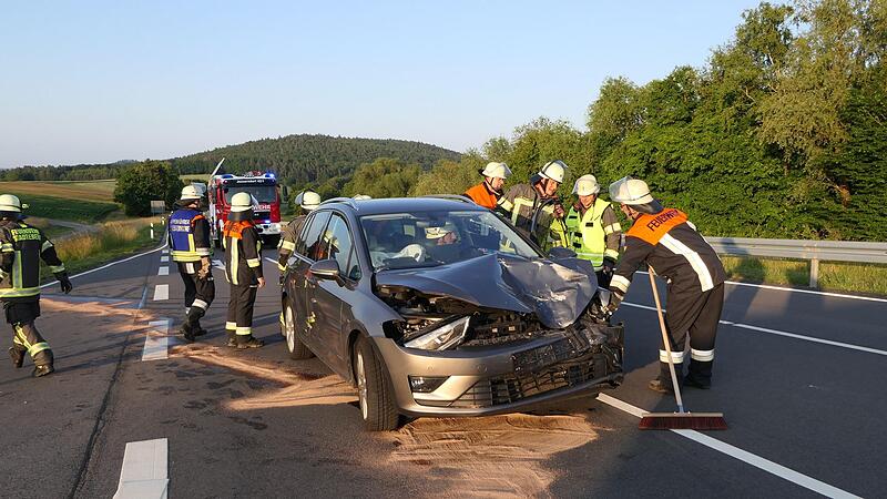 Am VW Golf, in dem Großeltern mit ihren beiden Enkelkindern saßen, entstand Totalschaden. Die Feuerwehr band ausgelaufene Betriebsmittel ab. Am VW Golf, in dem Großeltern mit ihren beiden Enkelkindern saßen, entstand Totalschaden. Die Feuerwehr band ausgelaufene Betriebsmittel ab.