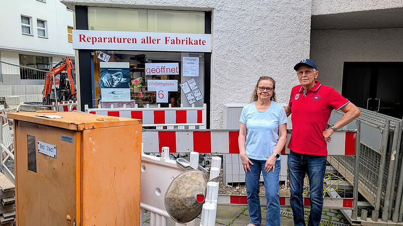 Barbara Schramm und Luigi Mingolla vor ihrem Laden in der Webergasse 6