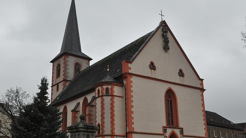Das Dach der Pfarrkirche St. Johannes in Hofheim soll neu gedeckt werden, eventuell mit roten Biberschwanz-Ziegeln.