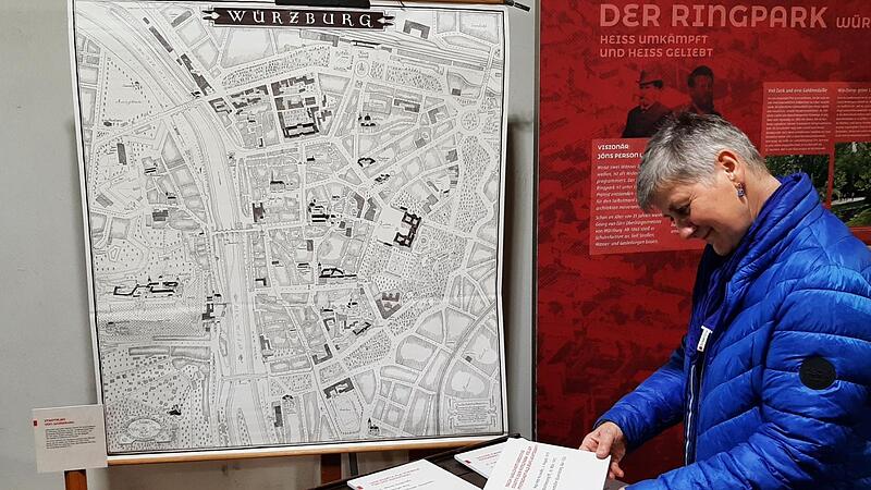 Museumspädagogin Renate Kiesel bei einer der vielen Mitmachstationen der Ausstellung.