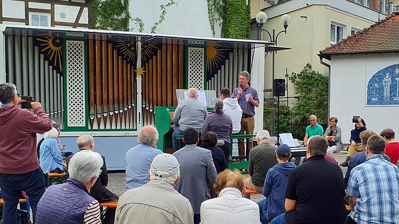 Steffen Link und Marcus Wollman am Spieltisch der Orgel in Front des Orgel-Lkw, unterstützt beim Registerwechsel durch Margarethe Wollmann und kommentiert von Bernhard Hopf.