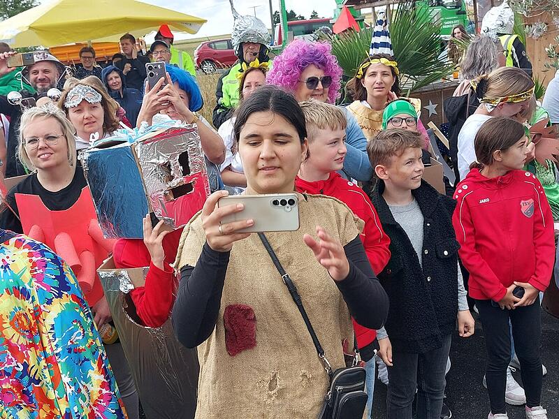 Die Dorfhelden aus Steinbach am Wald.Steinbach am Wald rockt die Wette der Dorfhelden-Tour 2025.