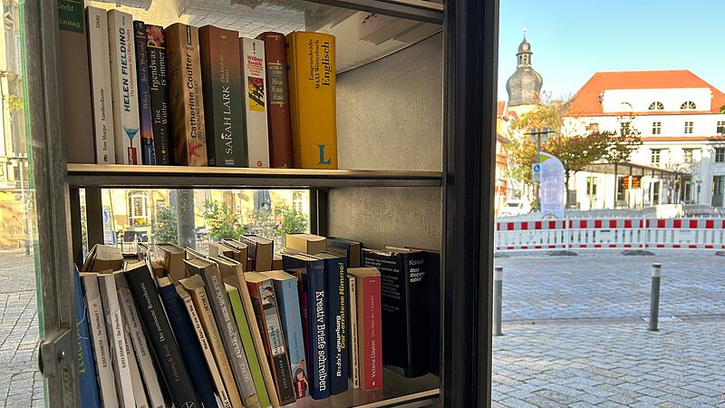 Den B&uuml;cherschrank am Theaterplatz in Coburg gibt es seit Dezember 2011. Er war damals eine Idee vom Runden Tisch &bdquo;Jugend&ldquo; der lokalen Agenda 21.