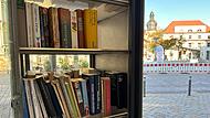 Den Bücherschrank am Theaterplatz in Coburg gibt es seit Dezember 2011. Er war damals eine Idee vom Runden Tisch „Jugend“ der lokalen Agenda 21.