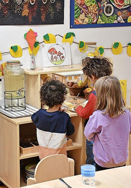 Die Kinder im Diakonie-Kinderhaus Luise Scheppler sind begeistert: In ihrem Kinderbistro steht jetzt ein Küchenbuffet genau richtig für ihre Größe. Eine Spende von „Franken helfen Franken“ hat die Anschaffung möglich gemacht.