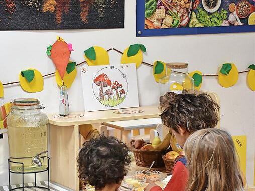 Die Kinder im Diakonie-Kinderhaus Luise Scheppler sind begeistert: In ihrem Kinderbistro steht jetzt ein Küchenbuffet genau richtig für ihre Größe. Eine Spende von „Franken helfen Franken“ hat die Anschaffung möglich gemacht.