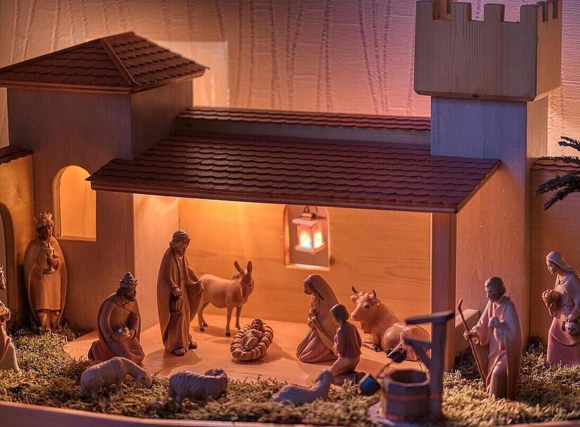 Rund 50 Krippen aus Neustadter Haushalten kamen für die Ausstellung in der Glockenbergschule zusammen. 14 Jahre lang hatte es keine solche Schau gegeben.