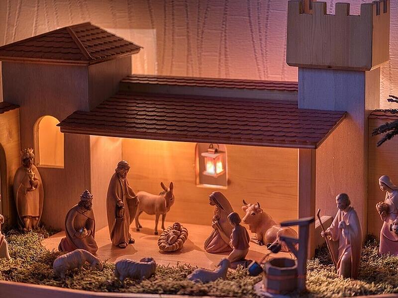 Rund 50 Krippen aus Neustadter Haushalten kamen für die Ausstellung in der Glockenbergschule zusammen. 14 Jahre lang hatte es keine solche Schau gegeben.