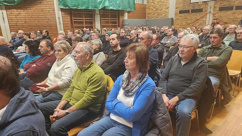 Gro&szlig; war das Interesse der B&uuml;rger am Thema Windkraft, das in der Schulturnhalle diskutiert wurde.