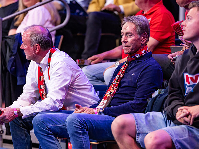 Alba Berlin - BMA365 Bamberg Baskets Michael Stoschek (Mitte) und sein Sohn Maximilian verfolgten das fünfte Halbfinalspiel in Berlin direkt am Spielfeldrand. Der Coburger Unternehmer kritisiert nun Baskets-Trainer Anton Gavel und den FC Bayern scharf.