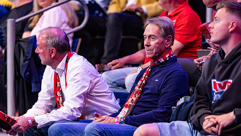Alba Berlin - BMA365 Bamberg Baskets Michael Stoschek (Mitte) und sein Sohn Maximilian verfolgten das fünfte Halbfinalspiel in Berlin direkt am Spielfeldrand. Der Coburger Unternehmer kritisiert nun Baskets-Trainer Anton Gavel und den FC Bayern scharf.