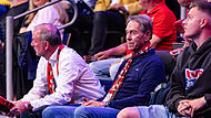 Alba Berlin - BMA365 Bamberg Baskets Michael Stoschek (Mitte) und sein Sohn Maximilian verfolgten das fünfte Halbfinalspiel in Berlin direkt am Spielfeldrand. Der Coburger Unternehmer kritisiert nun Baskets-Trainer Anton Gavel und den FC Bayern scharf.