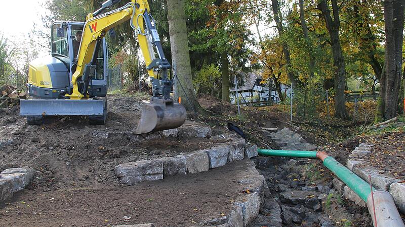 ie Arbeiten an der Bachrenaturierung sind schon weit gediehen. Die Rohre waren zu einem Drittel verkalkt. Sie wurden entnommen, das Wasser fließt jetzt frei. Unterlieger sollen damit geschützt werden.