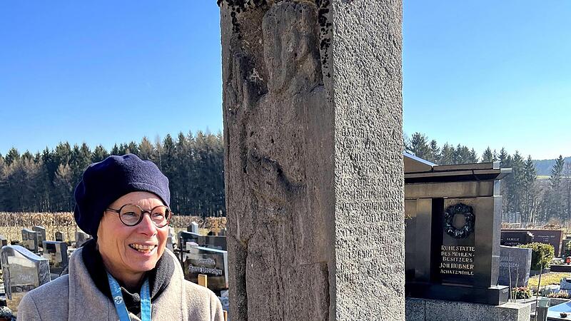 Hans Ruckers Tochter Maria vor dem „Franziskus“ im Friedhof von Marienweiher, den ihr Vater geschaffen hat. Die Patres von Marienweiher finden an der Seite der steinernen Figur des Ordensgründers ihre ewige Ruhe. Hans Ruckers Tochter Maria vor dem „Franziskus“ im Friedhof von Marienweiher, den ihr Vater geschaffen hat. Die Patres von Marienweiher finden an der Seite der steinernen Figur des Ordensgründers ihre ewige Ruhe.