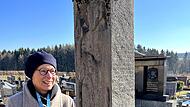 Hans Ruckers Tochter Maria vor dem „Franziskus“ im Friedhof von Marienweiher, den ihr Vater geschaffen hat.  Die Patres von Marienweiher finden an der Seite der steinernen Figur des Ordensgründers ihre ewige Ruhe.