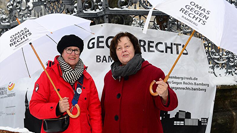 "Omas gegen Rechts" demonstrieren in Bamberg gegen die AfD
