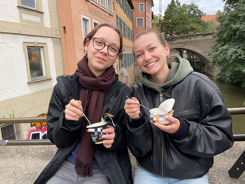 Auch die Freundinnen Melanie Kurz (links) und Antonia Sohmer haben an der Pudding-Challenge teilgenommen.