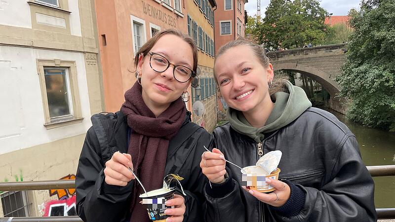 Auch die Freundinnen Melanie Kurz (links) und Antonia Sohmer haben an der Pudding-Challenge teilgenommen.