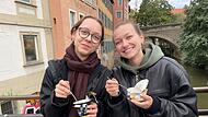 Auch die Freundinnen Melanie Kurz (links) und Antonia Sohmer haben an der Pudding-Challenge teilgenommen.