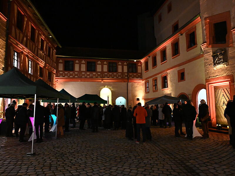 Neujahrsempfang Forchheim 2025Forchheim & Fränkische Schweiz Nach Kultur und Politik kommt der Genuss - bei Sekt und Selters im Innenhof der Kaiserpfalz.