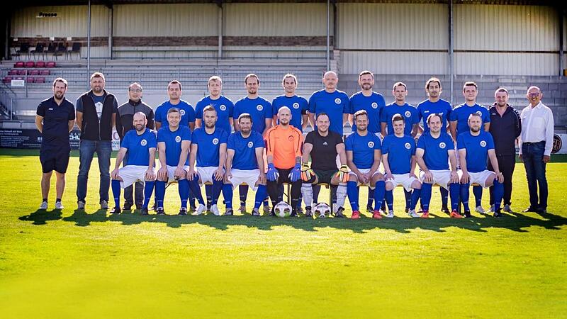 Stolz präsentierten die Verantwortlichen des VfL Frohnlach nach der Sommerpause ihre neue Mannschaft. Inzwischen zählen 24 Spieler zum B-Klassen-Team, das nach Abschluss der Vorrunde den zweiten Tabellenplatz belegt und noch auf den A-Klassen-Aufstieg hofft. Stolz präsentierten die Verantwortlichen des VfL Frohnlach nach der Sommerpause ihre neue Mannschaft. Inzwischen zählen 24 Spieler zum B-Klassen-Team, das nach Abschluss der Vorrunde den zweiten Tabellenplatz belegt und noch auf den A-Klassen-Aufstieg hofft.