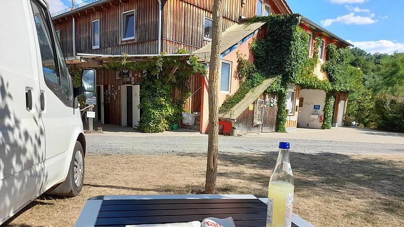 Campinplatz Weihersee bei Ebrach: Platz 16 mit Blick auf den Versorgungsbau.