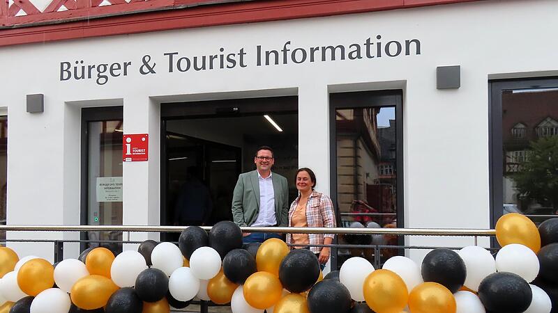 Fabian Leppert, der Gesch&auml;ftsleiter der Stadt Bad Staffelstein, und Annette Ramer, die K&auml;mmerin der Stadt, freuen sich &uuml;ber das neue Geb&auml;ude.