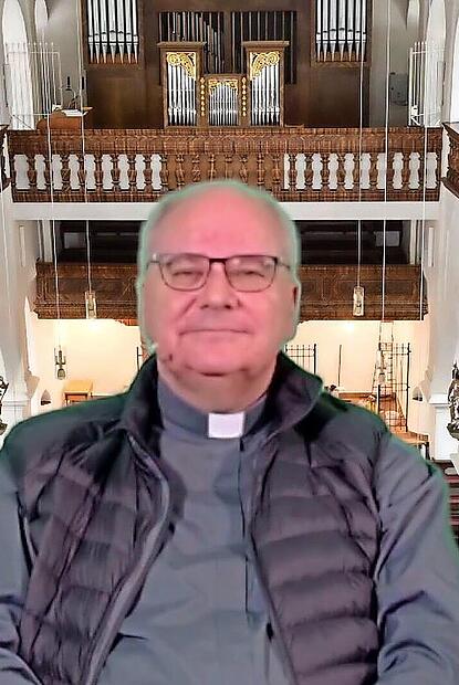 In luftige H&ouml;hen des Kirchenschiffs der Stadtpfarrkirche versetzt die erste Aufnahme der Sendung &bdquo;halb acht &ndash; kurz nachgedacht&ldquo; Stadtpfarrer Kilian Kemmer.