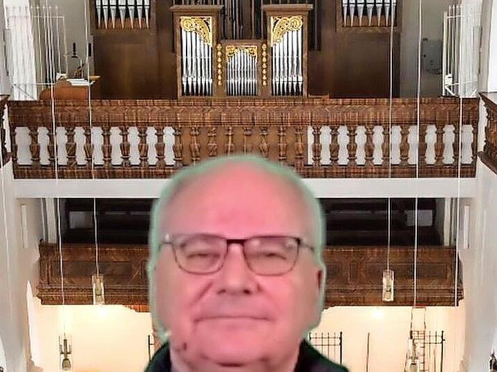 In luftige H&ouml;hen des Kirchenschiffs der Stadtpfarrkirche versetzt die erste Aufnahme der Sendung &bdquo;halb acht &ndash; kurz nachgedacht&ldquo; Stadtpfarrer Kilian Kemmer.