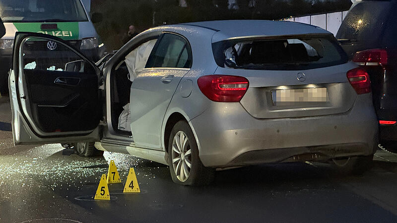 Das Ende einer waghalsigen Flucht: Der Mercedes-Benz steht mit zerschossenen Reifen in M&uuml;hlhausen.