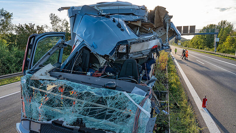 Sattelzug prallt auf A70 gegen Stahlträger von Schilderbrücke - Führerhaus völlig zerstört Sattelzug prallt auf A70 gegen Stahlträger von Schilderbrücke - Führerhaus völlig zerstört