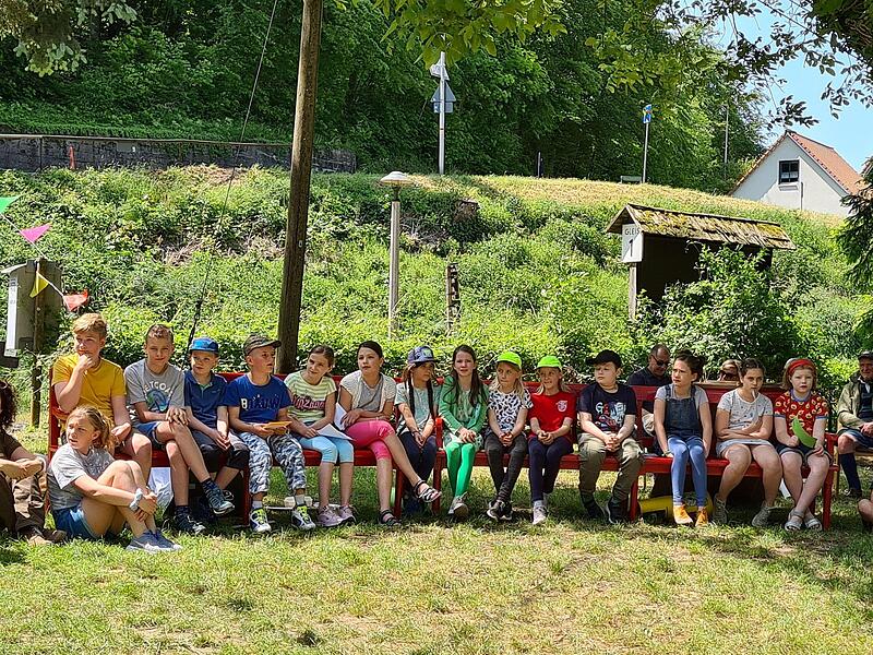 Die angehenden Junior-Ranger nehmen Platz und warten auf ihren Einsatz.Forchheim & Fr&auml;nkische Schweiz