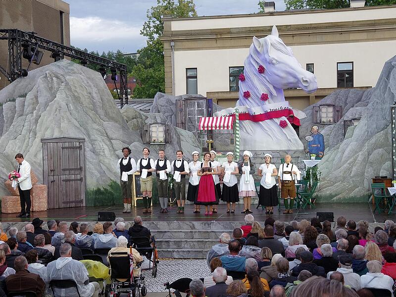 Die Operette &bdquo;Im wei&szlig;en R&ouml;ssl&ldquo; bildete die Vorlage f&uuml;r die Bad Kissinger Festspiele 2023, die im Luitpoldbad aufgef&uuml;hrt worden sind.