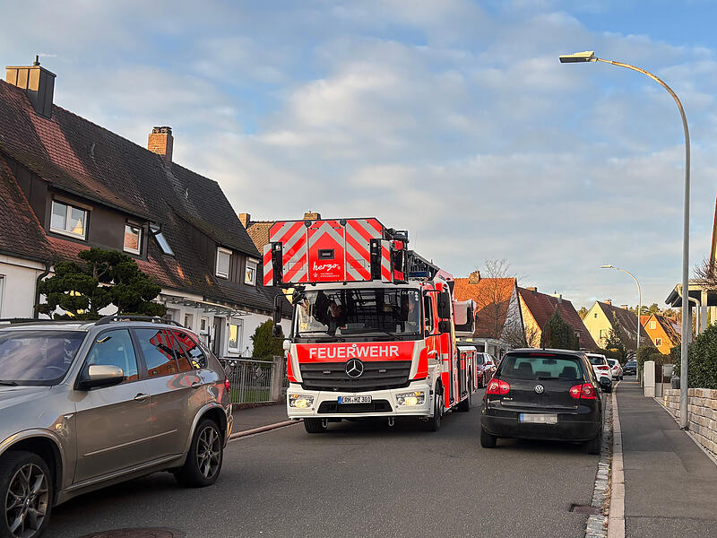 Herausforderung in der Adalbert-Stifter-Stra&szlig;e: Weil die geparkten Autos hier nicht alle auf der selben Stra&szlig;enseite standen, musste die Drehleiter im Slalom zwischen den Hindernissen hindurch man&ouml;vriert werden.