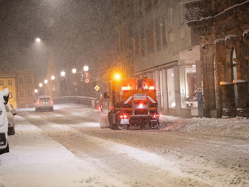 In der Nacht zum Montag (6. Januar 2025) sind in der Region Bamberg bis zu 20 Zentimeter Neuschnee gefallen.