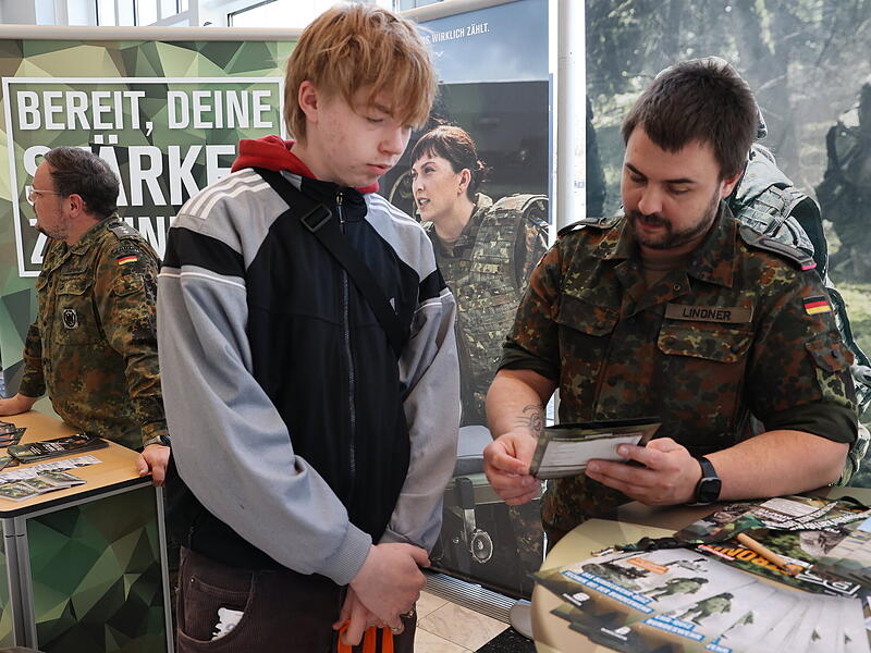 Ole Behrens (16) w&uuml;rde gerne seine Ausbildung zum Schreiner bei der Bundeswehr absolvieren. Auch das ist m&ouml;glich.