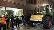 185 Traktoren fuhren am Montagabend am Büro der Grünen-Bundestagsabgeordneten Manuela Rottmann vorbei. Einige Teilnehmer lagerten symbolisch Steine ab. Vor Ort gab es viel Zustimmung, in den sozialen Medien wird seitdem diskutiert, ob die Aktion a... 185 Traktoren fuhren am Montagabend am Büro der Grünen-Bundestagsabgeordneten Manuela Rottmann vorbei. Einige Teilnehmer lagerten symbolisch Steine ab. Vor Ort gab es viel Zustimmung, in den sozialen Medien wird seitdem diskutiert, ob die Aktion a...