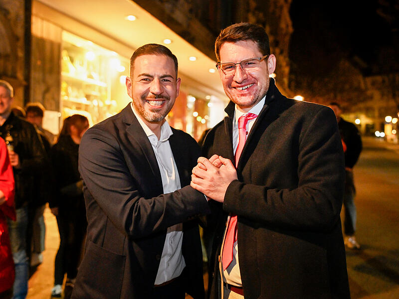 Coburger Wahlnacht in Bildern &ndash; hier: Wahlsieger Dominik Sauerteig (rechts) mit Can Aydin