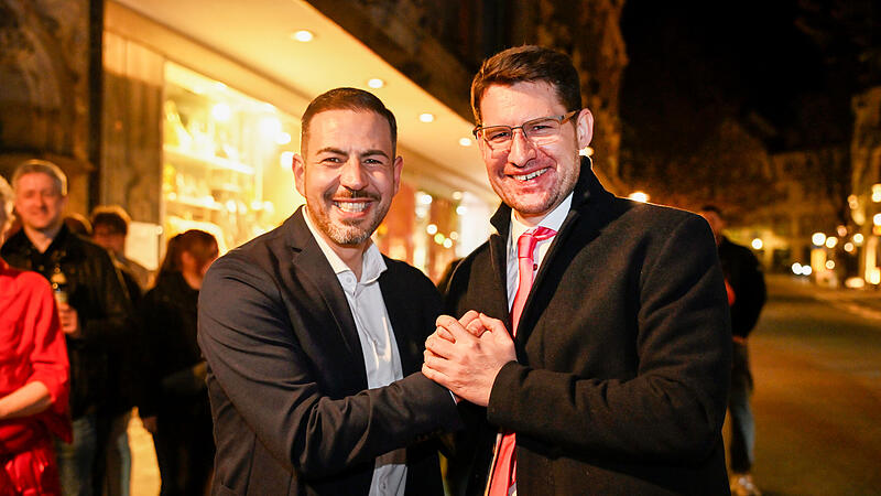 Coburger Wahlnacht in Bildern &ndash; hier: Wahlsieger Dominik Sauerteig (rechts) mit Can Aydin