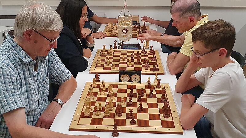 Konzentriert am Schachbrett spielen (vorne, von links) Roland Schleicher gegen Nicolas Repp sowie (hinten) Emilia Klein gegen Ralph M&uuml;ller. Der Schachclub Kitzingen 05 bem&uuml;ht sich aktiv um den Nachwuchs und f&ouml;rdert junge Spielerinnen und Spieler im Verein.