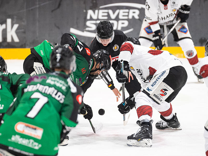 Wieder k&auml;mpft Sokolov um den Puck f&uuml;r die Alligators. Er hat das Anspiel verloren.