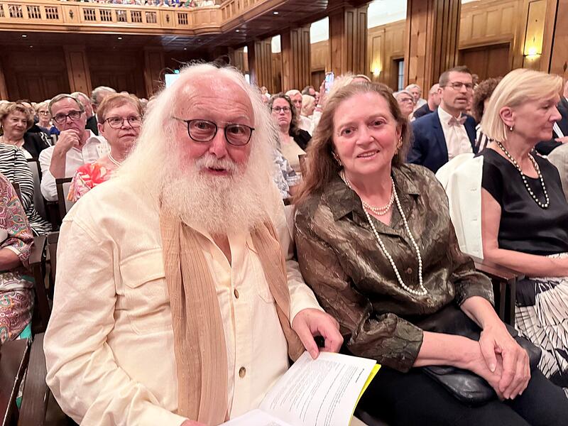 Joe Höttinger sitzt beim Kissinger Sommer immer in der ersten Reihe Joe und Lisa Höttinger beim Cecilia Bartoli-Konzert. Er flüstert ihr zu, was auf der Bühne zu sehen ist. "Vorne sehe ich alles - bin hin zu den staubigen Knien von Frau Bartolis Hose, als sie sich auf die Bühne gekniet hat." Das erzählt er dann seiner Frau. "Die hat die Fähigkeit zu einem tollen Kopf-Kino."