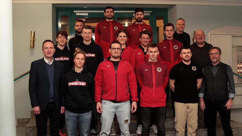 Die Vertreter der erfolgreichen Mannschaften und herausragende Einzelsportler im Seniorenbereich mit Bürgermeister Michael Ziegler (links) und 3. Bürgermeister Peter Klein (rechts). Die Vertreter der erfolgreichen Mannschaften und herausragende Einzelsportler im Seniorenbereich mit Bürgermeister Michael Ziegler (links) und 3. Bürgermeister Peter Klein (rechts).