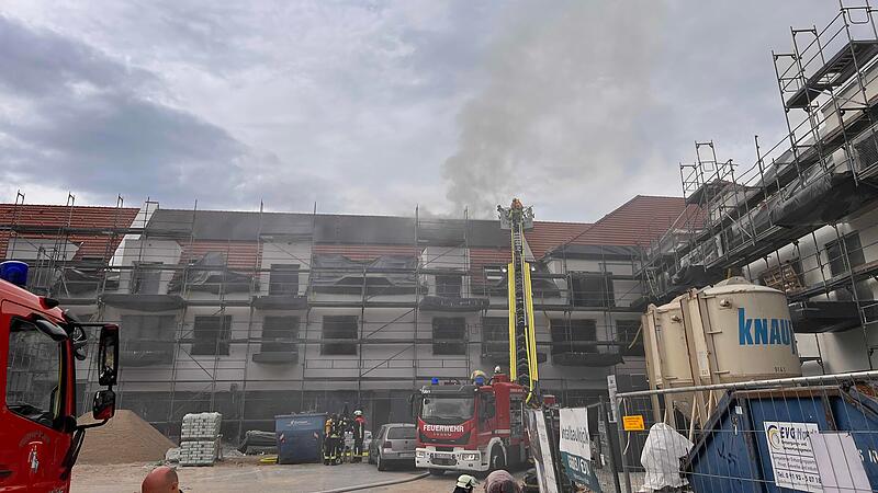 Dachstuhlbrand in Neubau: Feuerwehr im EinsatzBrand im Sunshine-Loft auf Lagarde-Quartier am Dienstag, 11. Juni Dachstuhlbrand in Neubau: Feuerwehr im EinsatzBrand im Sunshine-Loft auf Lagarde-Quartier am Dienstag, 11. Juni