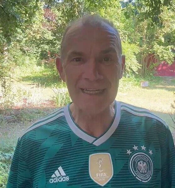 Fredi Breunig aus dem unterfränkischen Großeibstadt ist nicht nur Kabarettist, Mundart-Künstler und Glossist, sondern auch Fußball-Fachmann. Für unser Portal ordnet er die Fußball-WM 2026 humoristisch ein. Fredi Breunig aus dem unterfränkischen Großeibstadt ist nicht nur Kabarettist, Mundart-Künstler und Glossist, sondern auch Fußball-Fachmann. Für unser Portal ordnet er die Fußball-WM 2026 humoristisch ein.